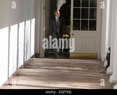 Il presidente degli Stati Uniti Barack Obama cammina dal Colonnade alla Casa Bianca Washington, DC all'Ufficio ovale, 8 novembre 2016.U.S. Il presidente Barack Obama cammina il colonnato alla Casa Bianca Washington, DC verso l'Ufficio ovale, 8 novembre 2016. Foto di ABACAPRESS.COM Foto Stock