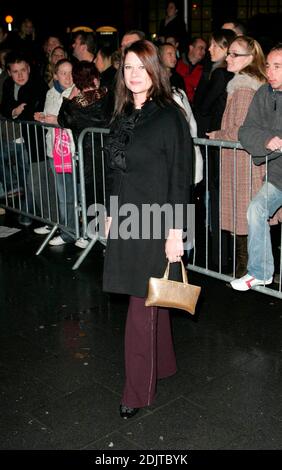 Hannah Waterman, ex star degli Eastenders del Regno Unito, arriva allo spettacolo dal vivo di gala di beneficenza Little Britain's Big Night, Hammersmith Apollo, Londra, Inghilterra. Questa speciale esibizione di gala del Little Britain Live Show è quella di raccogliere fondi per la beneficenza britannica Comic Relief. Lo spettacolo dal vivo, basato sulla popolare serie T.V. con Matt Lucas e David Walliams, ha goduto di performance in tutto il Regno Unito 11/22/2006. Tutto Foto Stock