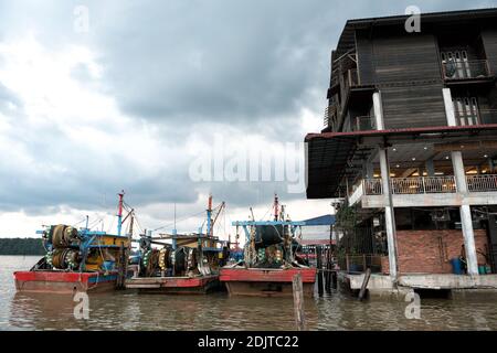 Kuala Sepetang, Malesia- 27 Ott, 2018: Il Kuala Sepetang Jetty con le barche, e il ristorante di pesce è una famosa tappa turistica, Perak, Malesia. - SCE Foto Stock