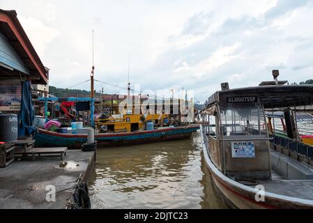 Kuala Sepetang, Malesia- 27 Ott, 2018: Il Kuala Sepetang Jetty con le barche, e il ristorante di pesce è una famosa tappa turistica, Perak, Malesia. - SCE Foto Stock