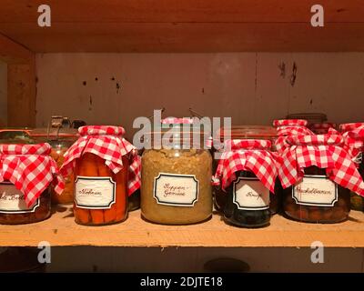 Vasetti Mason con verdure sottaceto su un ripiano Foto Stock