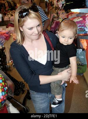 Melissa Joan Hart negozi con suo figlio Mason a Kitson a Los Angeles, California. Mason avrà un anno a gennaio. 12/02/06 Foto Stock
