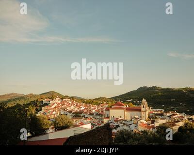 Vista sulla città di Castelo De vide al tramonto Foto Stock