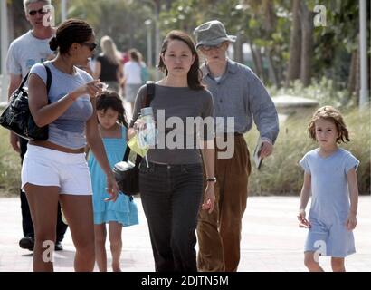 Woody Allen, la moglie Soon-Yi Previn e le loro due figlie adottive hanno colpito South Beach arrivando a Capodanno a Miami, Florida. 12/29/06 Foto Stock