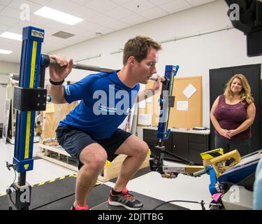 L'astronauta dell'ESA Thomas Pesquet durante la formazione CMS ARED OPS con l'istruttore Kimberlee Jadwick nell'edificio 26 a Houston, Texas, USA, il 16 settembre 2014. Foto di Robert Markowitz/NASA via ABACAPRESS.COM Foto Stock