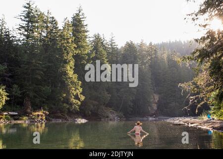 Un giovane si inguira nel fiume Ohanapecosh a Washington. Foto Stock