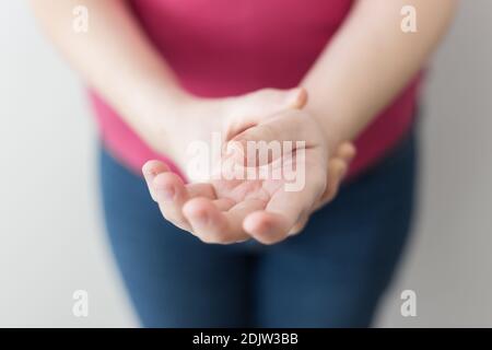 Donna caucasica che soffre di dolore osseo. Concetto con reale Foto Stock