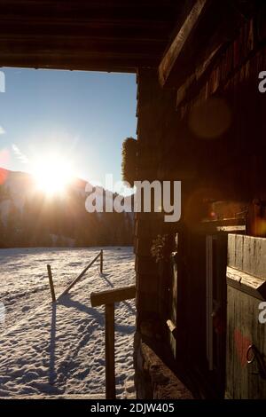 cabina tradizionale in inverno all'alba Foto Stock