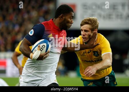 La francese Noa Nakaitaci combatte con Kyle Godwin dell'Australia durante la partita di rugby internazionale Francia/Australia Autunno allo Stade de France, St-Denis, Francia, il 19 novembre 2016. L'Australia ha vinto il 25-23. Foto di Henri Szwarc/ABACAPRESS.COM Foto Stock