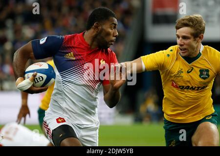 La francese Noa Nakaitaci combatte con Kyle Godwin dell'Australia durante la partita di rugby internazionale Francia/Australia Autunno allo Stade de France, St-Denis, Francia, il 19 novembre 2016. L'Australia ha vinto il 25-23. Foto di Henri Szwarc/ABACAPRESS.COM Foto Stock