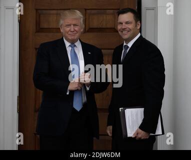 Il Presidente eletto DEGLI STATI UNITI Donald Trump (L) e il Segretario di Stato di Kris Kobach, Kansas, posano presso la clubhouse del Trump International Golf Club, a Bedminster Township, New Jersey, USA, il 20 novembre 2016. Foto Stock