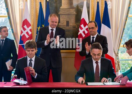 L'ambasciatore slovacco in Francia Marek Estok e l'ambasciatore francese in Slovacchia Christophe Leonzi firmano un accordo sull'Educazione in qualità di presidente francese Francois Hollande e di suo omologo slovacco Andrej Kiska esaminano durante una cerimonia di firma presso l'Elysee Palace di Parigi, Francia, il 22 novembre 2016. Foto di Gilles Rolle/Pool/ABACAPRESS.COM Foto Stock