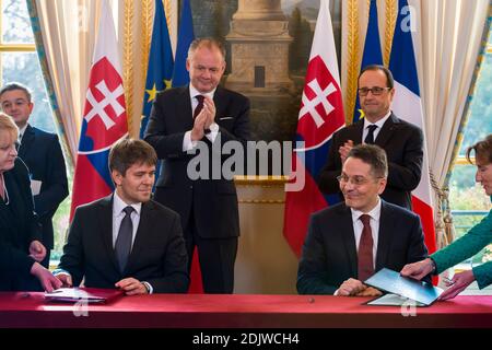 L'ambasciatore slovacco in Francia Marek Estok e l'ambasciatore francese in Slovacchia Christophe Leonzi firmano un accordo sull'Educazione in qualità di presidente francese Francois Hollande e di suo omologo slovacco Andrej Kiska esaminano durante una cerimonia di firma presso l'Elysee Palace di Parigi, Francia, il 22 novembre 2016. Foto di Gilles Rolle/Pool/ABACAPRESS.COM Foto Stock