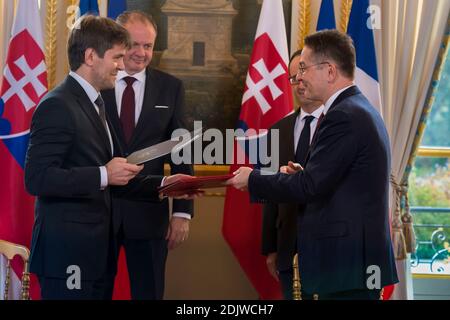 L'ambasciatore slovacco in Francia Marek Estok e l'ambasciatore francese in Slovacchia Christophe Leonzi firmano un accordo sull'Educazione in qualità di presidente francese Francois Hollande e di suo omologo slovacco Andrej Kiska esaminano durante una cerimonia di firma presso l'Elysee Palace di Parigi, Francia, il 22 novembre 2016. Foto di Gilles Rolle/Pool/ABACAPRESS.COM Foto Stock