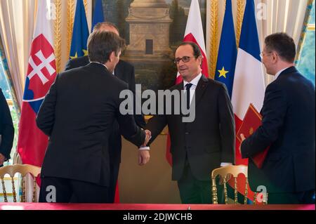 L'ambasciatore slovacco in Francia Marek Estok e l'ambasciatore francese in Slovacchia Christophe Leonzi firmano un accordo sull'Educazione in qualità di presidente francese Francois Hollande e di suo omologo slovacco Andrej Kiska esaminano durante una cerimonia di firma presso l'Elysee Palace di Parigi, Francia, il 22 novembre 2016. Foto di Gilles Rolle/Pool/ABACAPRESS.COM Foto Stock