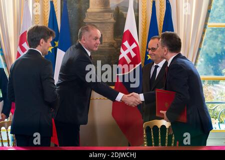 L'ambasciatore slovacco in Francia Marek Estok e l'ambasciatore francese in Slovacchia Christophe Leonzi firmano un accordo sull'Educazione in qualità di presidente francese Francois Hollande e di suo omologo slovacco Andrej Kiska esaminano durante una cerimonia di firma presso l'Elysee Palace di Parigi, Francia, il 22 novembre 2016. Foto di Gilles Rolle/Pool/ABACAPRESS.COM Foto Stock