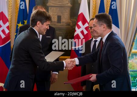 L'ambasciatore slovacco in Francia Marek Estok e l'ambasciatore francese in Slovacchia Christophe Leonzi firmano un accordo sull'Educazione in qualità di presidente francese Francois Hollande e di suo omologo slovacco Andrej Kiska esaminano durante una cerimonia di firma presso l'Elysee Palace di Parigi, Francia, il 22 novembre 2016. Foto di Gilles Rolle/Pool/ABACAPRESS.COM Foto Stock