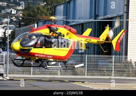 Dragon 06, (nome dell'elicottero della sicurezza civile assegnato al dipartimento delle Alpi Marittime), modello Airbus Helicopter EC-145 che si basa sull'aeroporto di Cannes Mandelieu (LFMD), Francia meridionale il 25 novembre 2016. Foto di Philippe Farjon/ABACAPRESS.COM Foto Stock