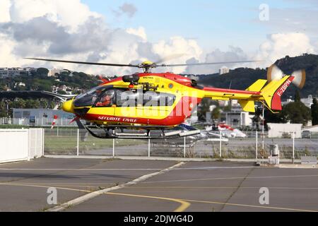 Dragon 06, (nome dell'elicottero della sicurezza civile assegnato al dipartimento delle Alpi Marittime), modello Airbus Helicopter EC-145 che si basa sull'aeroporto di Cannes Mandelieu (LFMD), Francia meridionale il 25 novembre 2016. Foto di Philippe Farjon/ABACAPRESS.COM Foto Stock