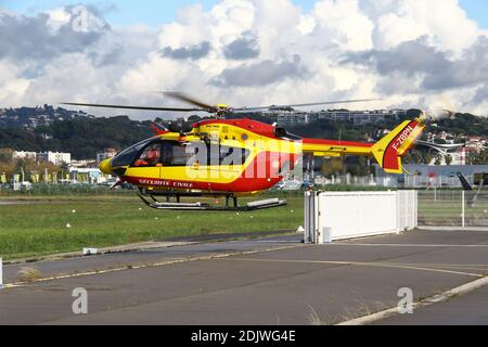 Dragon 06, (nome dell'elicottero della sicurezza civile assegnato al dipartimento delle Alpi Marittime), modello Airbus Helicopter EC-145 che si basa sull'aeroporto di Cannes Mandelieu (LFMD), Francia meridionale il 25 novembre 2016. Foto di Philippe Farjon/ABACAPRESS.COM Foto Stock