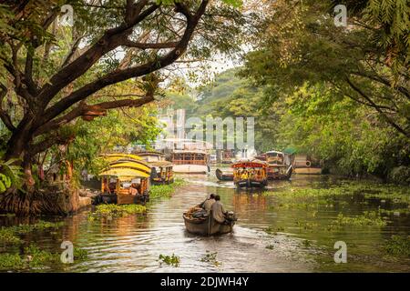 Splendido paesaggio retrovie nella città di Alleppey con le tradizionali barche da passeggeri al tramonto, Kerala Foto Stock