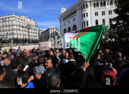 I sindacalisti algerini si riuniscono per portare avanti la riforma pensionistica che verrà discussa dai deputati, al di fuori dell'Assemblea nazionale popolare che si è riunita nella capitale Algeri, Algeria, il 27 novembre 2016. Foto di Billal Bensalem/APP/ABACAPRESS.COM Foto Stock