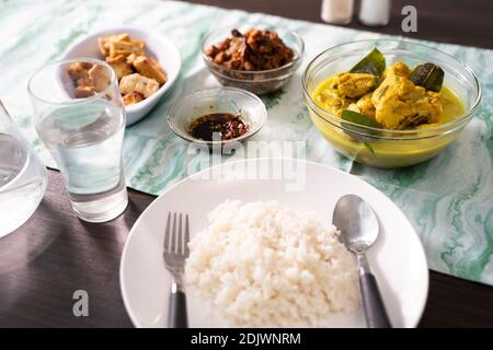 un piatto di riso con molte scelte di lato indonesiano piatti a pranzo o a colazione Foto Stock