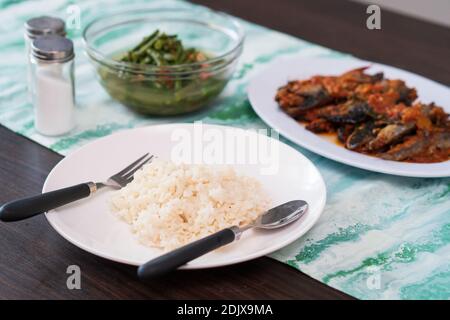 un piatto di riso con molte scelte di lato indonesiano piatti a pranzo o a colazione Foto Stock