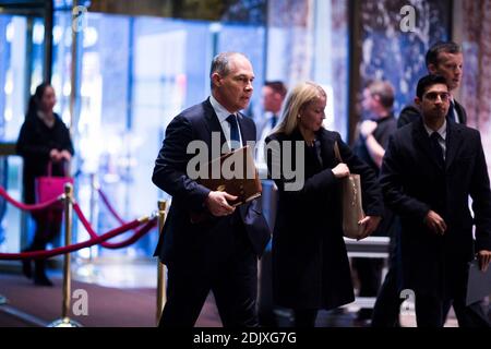 Il procuratore generale dell'Oklahoma Scott Pruitt (L) arriva alla Trump Tower di Manhattan, New York, Stati Uniti, mercoledì 7 dicembre 2016. FOTO PISCINA DI John Taggart/Bloomberg /ABACAPRESS.COM Foto Stock