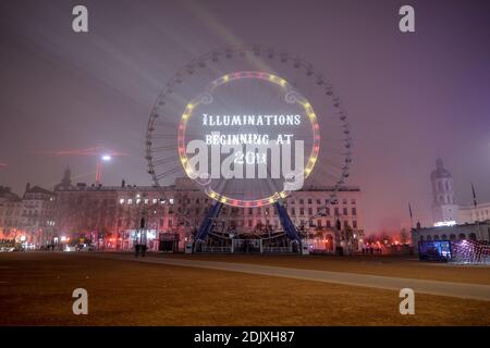 Place Bellecour ospita uno spettacolo di luci durante prove di luce alla vigilia della diciottesima edizione del Festival delle luci (Fete des Lumieres), Che segna ogni anno dall'8 dicembre 1852, nella festa dell'Immacolata Concezione, un tributo a Maria, madre di Gesù, dopo che la città fu risparmiata dalla peste del 1643. Lione, Francia centrale, 7 dicembre 2016. Foto di Julien Reynaud/APS-Medias/ABACAPRESS.COM Foto Stock