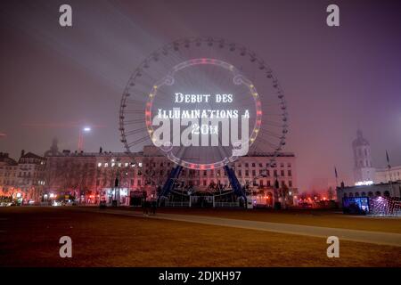 Place Bellecour ospita uno spettacolo di luci durante prove di luce alla vigilia della diciottesima edizione del Festival delle luci (Fete des Lumieres), Che segna ogni anno dall'8 dicembre 1852, nella festa dell'Immacolata Concezione, un tributo a Maria, madre di Gesù, dopo che la città fu risparmiata dalla peste del 1643. Lione, Francia centrale, 7 dicembre 2016. Foto di Julien Reynaud/APS-Medias/ABACAPRESS.COM Foto Stock