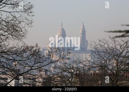 La basilica del Sacro cuore è vista in un pesante smog a Parigi, in Francia, l'8 dicembre 2016. L'inquinamento di Parigi è attualmente il peggiore che sia stato in un decennio, e i trasporti pubblici sono liberi da martedì. Giovedì il livello di inquinamento sarà ancora elevato, con le autorità che annunciano che ci sarà un terzo giorno consecutivo di restrizioni di viaggio. Solo i veicoli con targhe di immatricolazione pari saranno ammessi sulla strada, o i conducenti saranno ammende. Foto di Somer/ABACAPRESS.COM Foto Stock