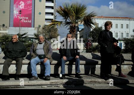 La gente partecipa a un raduno di protesta contro l'ultima serie di misure di austerità, in piazza Omonia, nel centro di Atene giovedì 8 dicembre 2016 organizzato dal sindacato comunista affiliato PAME (All Workers Militant Front) Foto di Panayotis Tzamaros/ABACAPRESS.COM Foto Stock