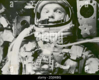 L'astronauta John Glenn ha fotografato nello spazio il 20 febbraio 1962 con una macchina fotografica con immagini in sequenza automatica durante il suo volo su "Friendship 7". Glenn era in uno stato di assenza di peso viaggiando a 17,500 mph come queste foto sono state scattate. Foto di NASA via CNP/ABACAPRESS.COM Foto Stock