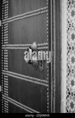 Porta di casa Muadin (Casa El-Muadin), casa con cortile e quattro pilastri del 18 ° secolo, apparteneva al ministro Seffar (El-Seffar) Foto Stock
