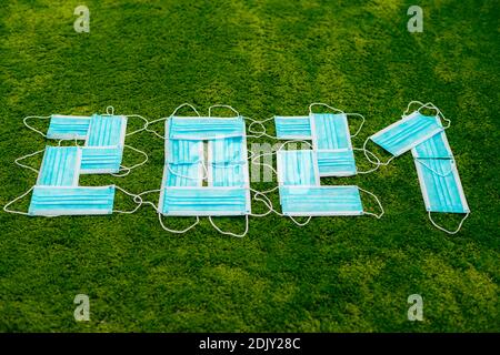 2021 anno composto da molte maschere Mediche Blu Foto Stock