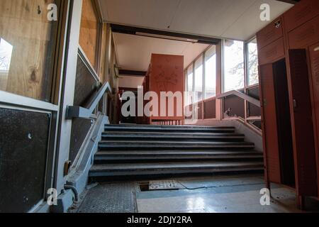 Una Locker Room con armadietti rossi in una scuola abbandonata Foto Stock