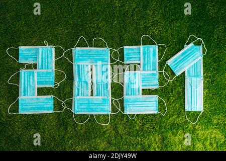 Numero 2021 composto da molte maschere Mediche Blu Foto Stock