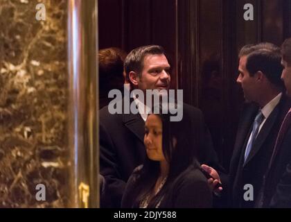 Kris Kobach, Segretario di Stato per il Kansas, è visto in un ascensore nella lobby della Torre Trump a New York, NY, USA 15 dicembre 2016. Credit: Albin Lohr-Jones / Pool via Polaris Foto Stock