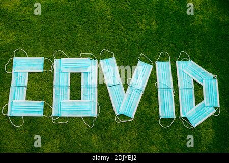 Covid World composto da molte maschere Mediche Blu Foto Stock