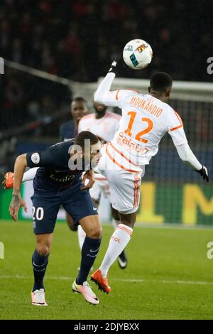 Layvin Kurzawa di PSG combatté contro Benjamin Moukandjo di Lorient durante la Ligue 1 Paris Saint Germain (PSG) contro Lorient allo stadio Parc des Princes di Parigi, Francia, il 21 dicembre 2016. PSG ha vinto 5-0. Foto di Henri Szwarc/ABACAPRESS.COM Foto Stock