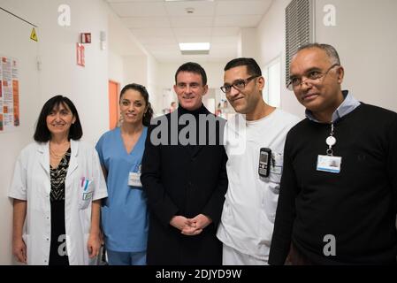 Exclusive - L'ancien premier ministre et candidat à la primaire de la gauche Manuel Valls visite le Centre Hospitalier Sud-Francilien à Corbeil-Essones, le 31 décembre 2016. Manuel Valls est accueilli par Thierry SCHMIDT, directeur du CHSF. Il visite des urgences at des urgences pédiatriques et rencontre avec les personnels mobilisés pour le réveillon du nouvel an. Photo by Eliot Blondet/ABACAPRESS.COM Stock Photo