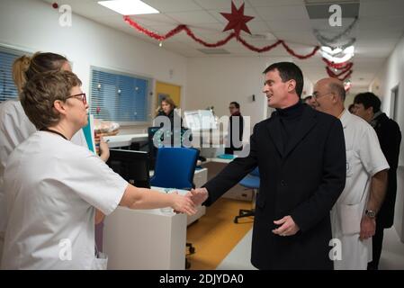 Exclusive - L'ancien premier ministre et candidat à la primaire de la gauche Manuel Valls visite le Centre Hospitalier Sud-Francilien à Corbeil-Essones, le 31 décembre 2016. Manuel Valls est accueilli par Thierry SCHMIDT, directeur du CHSF. Il visite des urgences at des urgences pédiatriques et rencontre avec les personnels mobilisés pour le réveillon du nouvel an. Photo by Eliot Blondet/ABACAPRESS.COM Stock Photo