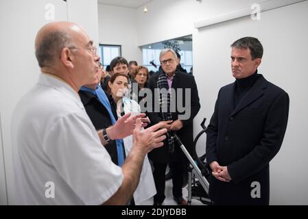 Exclusive - L'ancien premier ministre et candidat à la primaire de la gauche Manuel Valls visite le Centre Hospitalier Sud-Francilien à Corbeil-Essones, le 31 décembre 2016. Manuel Valls est accueilli par Thierry SCHMIDT, directeur du CHSF. Il visite des urgences at des urgences pédiatriques et rencontre avec les personnels mobilisés pour le réveillon du nouvel an. Photo by Eliot Blondet/ABACAPRESS.COM Stock Photo