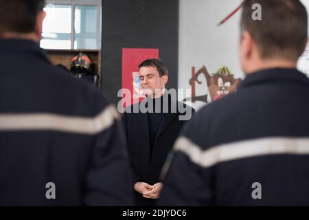 Exclusive - l'ancien Premier ministre et candidat à la primaire de la gauche Manuel Valls visit le centre de secours principal d'Evry, le 31 dicembre 2016. Manuel Valls accueilli par Laurent Sauvageot, commandant, rencontre avec les safeurs-pompiers de la caserne d'Evry et présentation du dispositif de secours mis en place pour le réveillon du nouvel nouan, pendant sa visite. Foto di Eliot Blondt/ABACAPRESS.COM Foto Stock