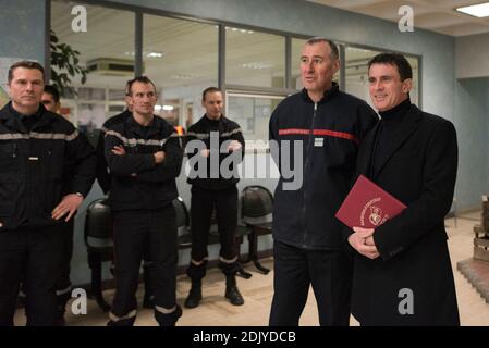 Exclusive - l'ancien Premier ministre et candidat à la primaire de la gauche Manuel Valls visit le centre de secours principal d'Evry, le 31 dicembre 2016. Manuel Valls accueilli par Laurent Sauvageot, commandant, rencontre avec les safeurs-pompiers de la caserne d'Evry et présentation du dispositif de secours mis en place pour le réveillon du nouvel nouan, pendant sa visite. Foto di Eliot Blondt/ABACAPRESS.COM Foto Stock