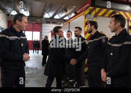 Exclusive - l'ancien Premier ministre et candidat à la primaire de la gauche Manuel Valls visit le centre de secours principal d'Evry, le 31 dicembre 2016. Manuel Valls accueilli par Laurent Sauvageot, commandant, rencontre avec les safeurs-pompiers de la caserne d'Evry et présentation du dispositif de secours mis en place pour le réveillon du nouvel nouan, pendant sa visite. Foto di Eliot Blondt/ABACAPRESS.COM Foto Stock