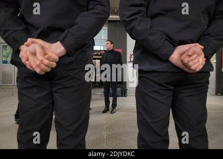 Exclusive - l'ancien Premier ministre et candidat à la primaire de la gauche Manuel Valls visit le centre de secours principal d'Evry, le 31 dicembre 2016. Manuel Valls accueilli par Laurent Sauvageot, commandant, rencontre avec les safeurs-pompiers de la caserne d'Evry et présentation du dispositif de secours mis en place pour le réveillon du nouvel nouan, pendant sa visite. Foto di Eliot Blondt/ABACAPRESS.COM Foto Stock