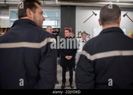 Exclusive - l'ancien Premier ministre et candidat à la primaire de la gauche Manuel Valls visit le centre de secours principal d'Evry, le 31 dicembre 2016. Manuel Valls accueilli par Laurent Sauvageot, commandant, rencontre avec les safeurs-pompiers de la caserne d'Evry et présentation du dispositif de secours mis en place pour le réveillon du nouvel nouan, pendant sa visite. Foto di Eliot Blondt/ABACAPRESS.COM Foto Stock