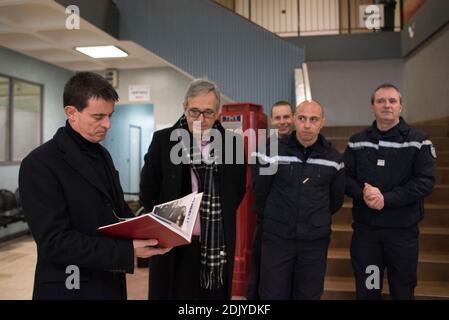 Exclusive - l'ancien Premier ministre et candidat à la primaire de la gauche Manuel Valls visit le centre de secours principal d'Evry, le 31 dicembre 2016. Manuel Valls accueilli par Laurent Sauvageot, commandant, rencontre avec les safeurs-pompiers de la caserne d'Evry et présentation du dispositif de secours mis en place pour le réveillon du nouvel nouan, pendant sa visite. Foto di Eliot Blondt/ABACAPRESS.COM Foto Stock